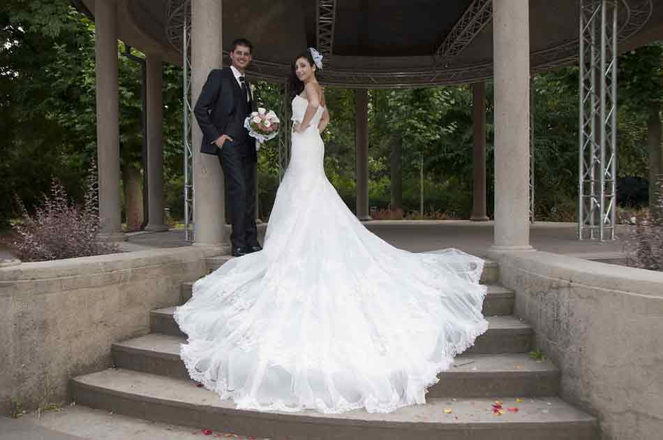 ¿Qué vestido de novia elegir? Uno hecho a medida o un modelo estándar. vestido de novia con cola