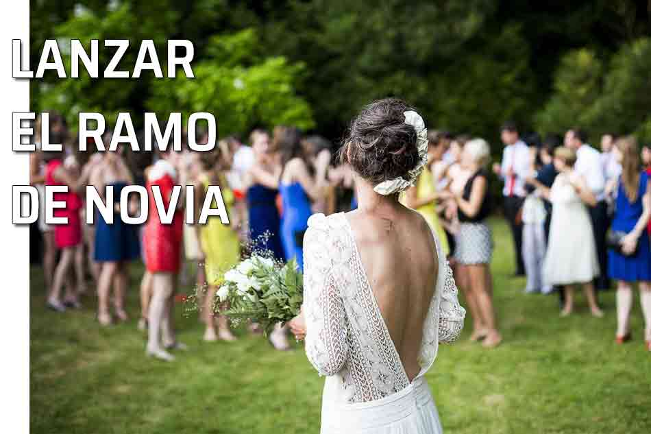 Tradición de lanzar el ramo de la novia a un grupo de invitadas