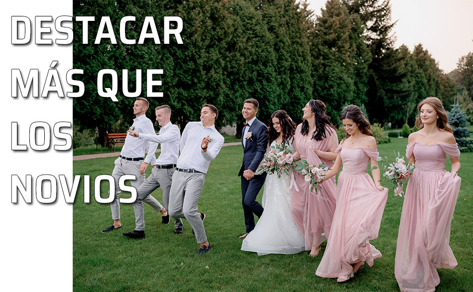 Grupo de invitados divirtiéndose al lado de los novios