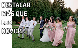 Grupo de invitados divirtiéndose al lado de los novios