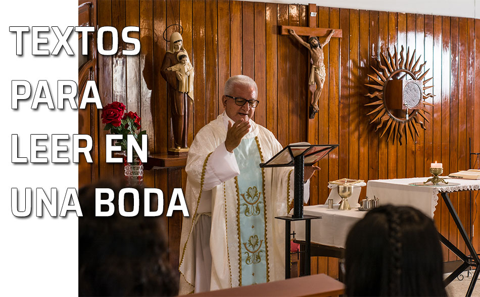 Un sacerdote lee varios textos de la Biblia