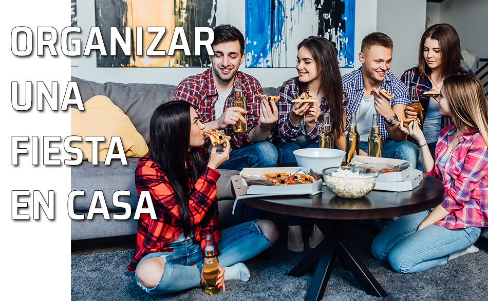 Grupo de amigos tomando una pizza en casa