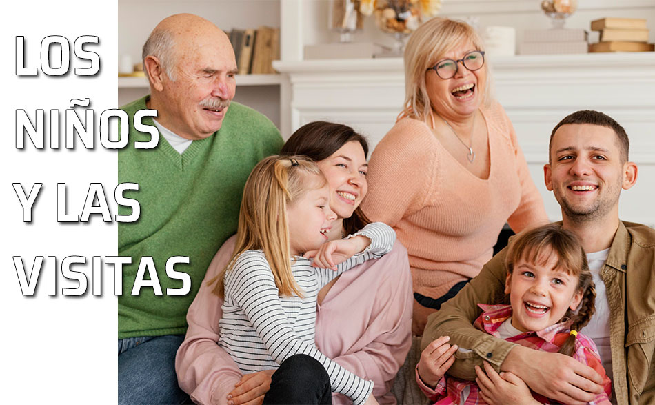 Unos padres y sus hijos visitan a sus abuelos