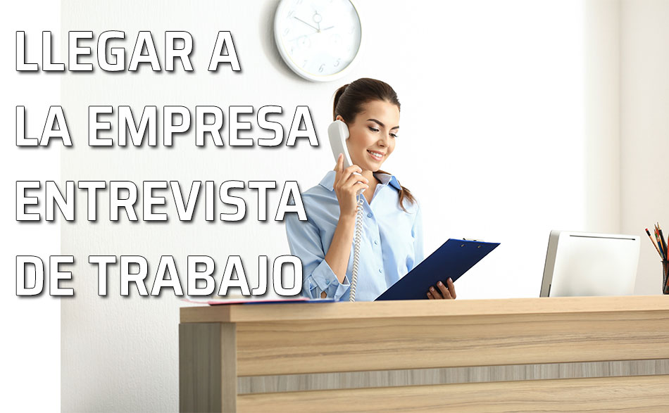 Una recepcionista comprueba las citas pendientes de entrevistas de trabajo