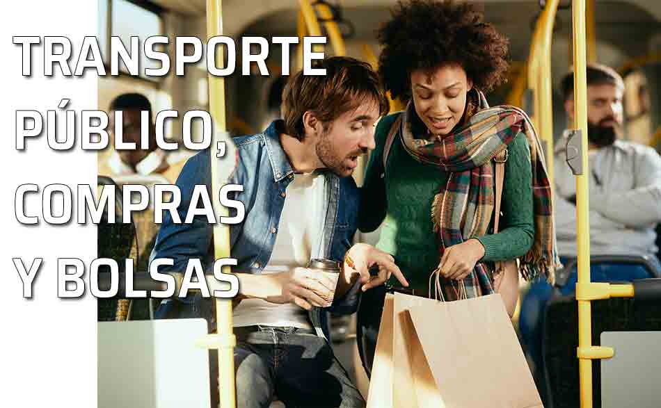 Una pareja viaja en un autobús con las bolsas de sus compras