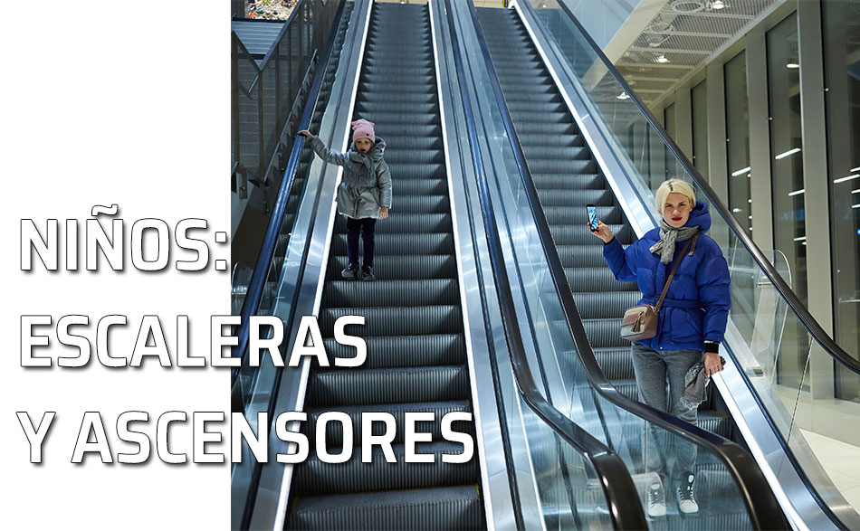 Niña en una escaleras mecánicas observada por su madre