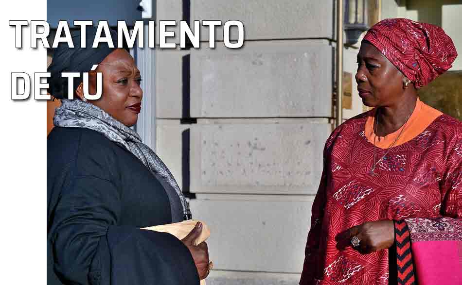 Dos mujeres charlando