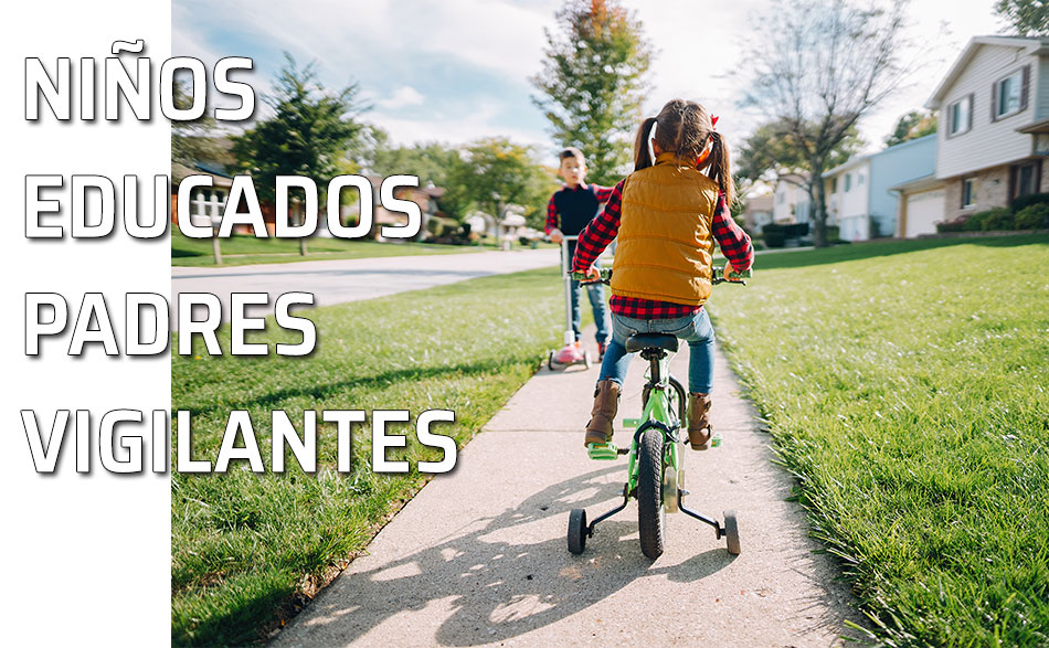 Dos niños juegan en la calle con su patinete y su bicicleta