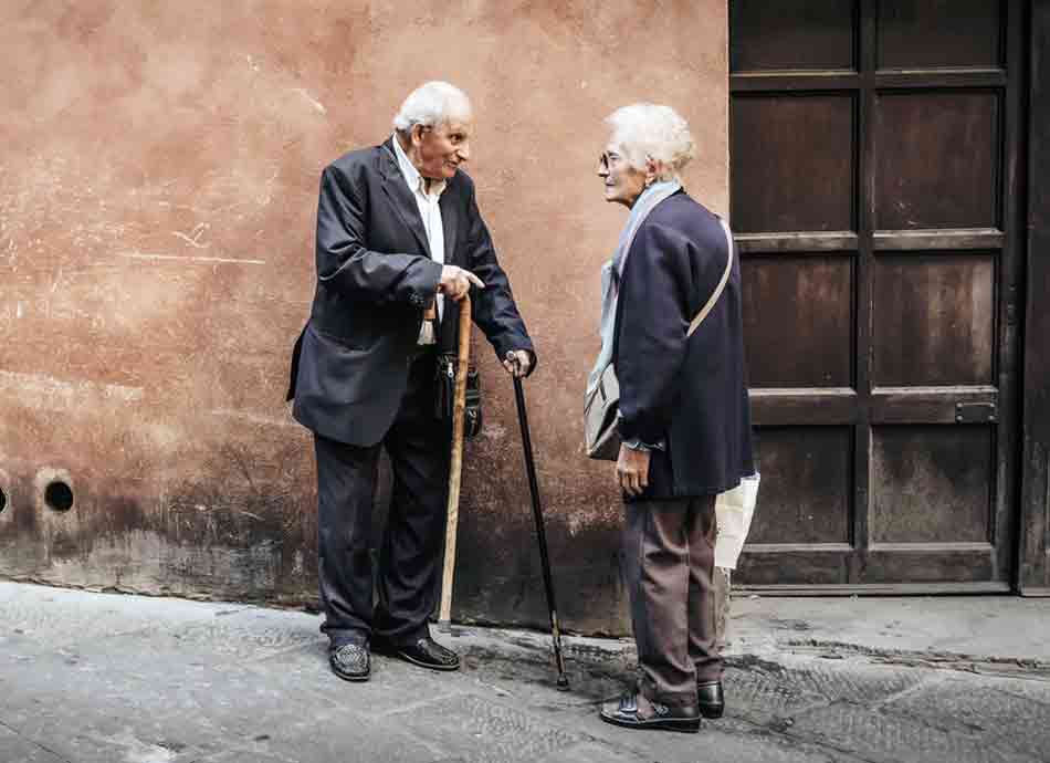 ¿Nos tuteamos? Tratarse de tú o de usted. Parejas de personas mayores