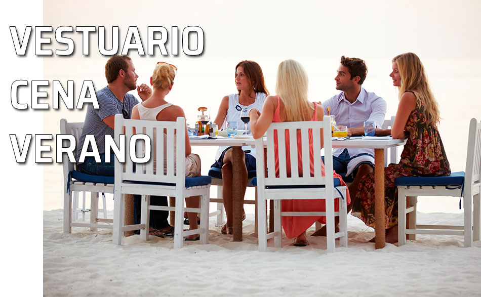 Grupo de amigos disfrutan de una comida en la playa