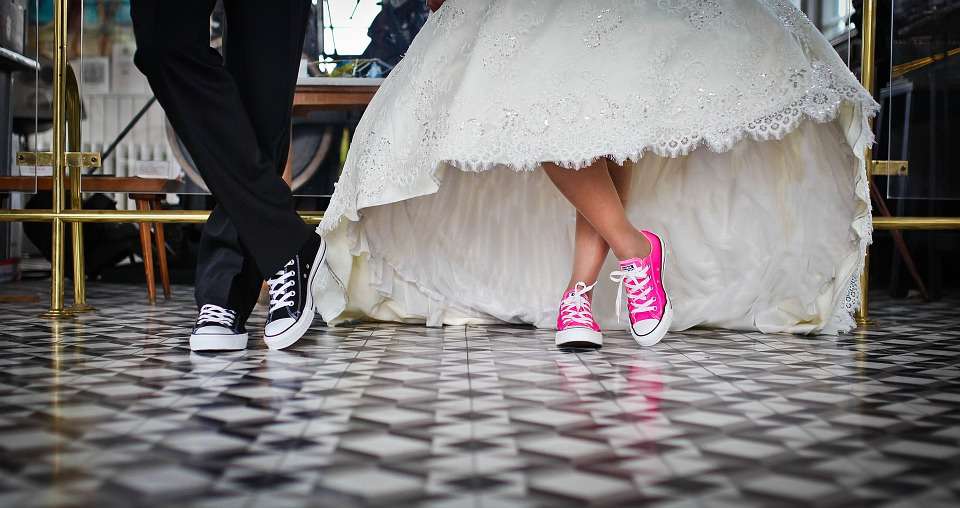 Novios con calzado informal