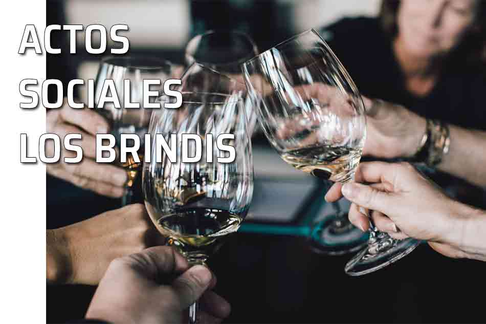 Cuándo y cómo hacer un brindis. Los anfitriones, los invitados y los brindis. Grupo de amigos brinda