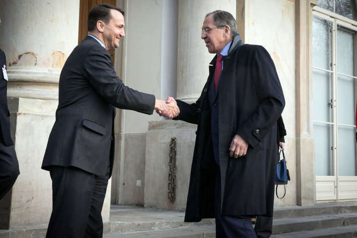 Saludo Rados³aw Sikorski y Sergey Lavrov encuentro Rusia-Polonia