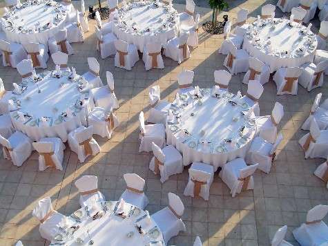 Mesas preparadas para un banquete