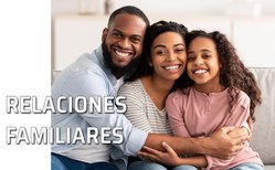 Familia unida y sonriente