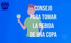 Al beber hay personas que miran hacia abajo o al interior de la copa. No es lo más recomendable