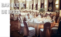 Los invitados llegan al sitio donde tenga lugar la celebración del banquete y deben esperar por los novios para empezar a comer