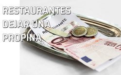 Bandeja con dinero de la cuenta y la propina de un restaurante