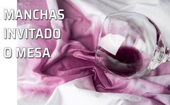 Un mantel manchado al derramarse una copa de vino tinto