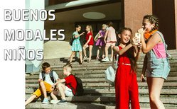 Grupos de chavales a la puerta de su colegio