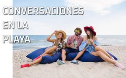 Grupos de amigos conversa y se divierte en una playa