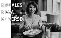 Una mujer comiendo de forma correcta