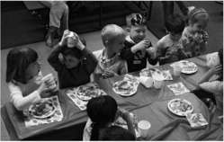 Fiesta infantil en el gimnasio del colegio.