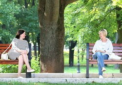 Dos mujeres charlando  - platicando