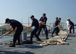 Marineros soltando amarras