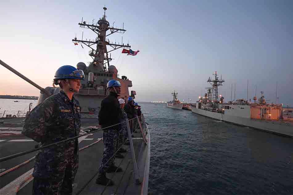 Encuentro entre buques y el saludo. Marineros formados en un buque