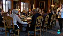 Poner la mesa en la cena de primavera del castillo de Tranekaer, Dinamarca