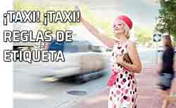 Mujer llamando un taxi