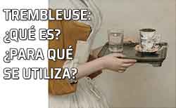 Mujer con taza de chocolate con trembleuse