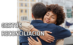 Dos personas se dan un abrazo como muestra de reconciliación