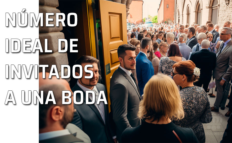 Grupo de invitados esperan a una boda esperan a la puerta de la iglesia