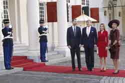 Sus Majestades los Reyes posan con Sus Majestades los Reyes de los Países Bajos. Patio del Palacio Noordeinde