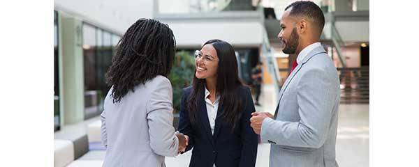 Reglas de protocolo y etiqueta para hacer correctamente las presentaciones. Cortesía social