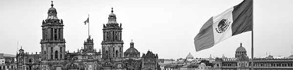 Bandera Mexicana enfrente de la Catedral Metropolitana en el Zócalo de Ciudada de México.