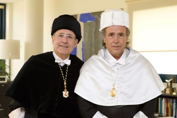 La muceta y el traje universitario. Joan Manuel Serrat nombrado Doctor Honoris Causa