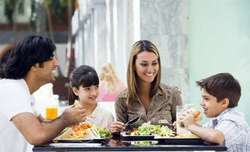 Familia comiendo en un restaurante.