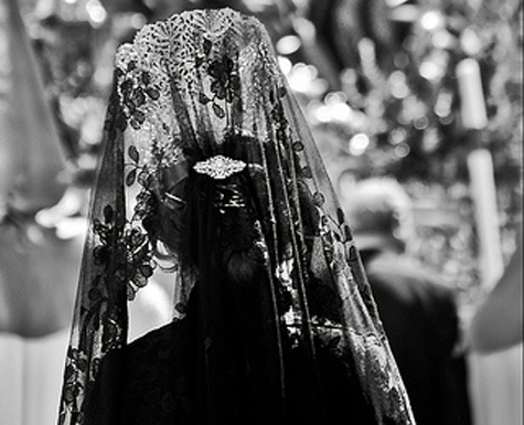 Dama de mantilla en una procesión.