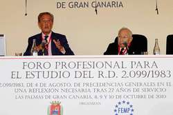 El profesor y maestro del protocolo actual español, Felio Vilarrubias, y el socio-director de la consultora “Delgado & asociados”, José Luis Delgado García, en una de las ponencias del Foro.