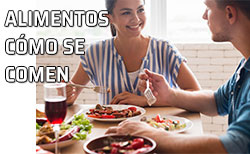 Pareja charlando durante una comida