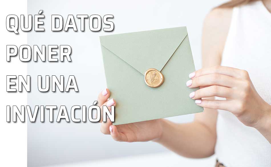 Una mujer sostiene una invitación