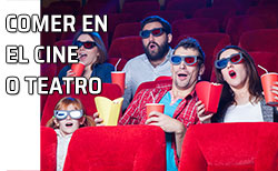 Familia comiendo palomitas y bebida en el cine