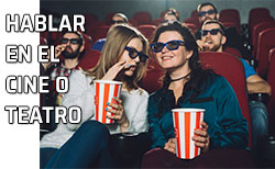 Dos mujeres hablan en el cine