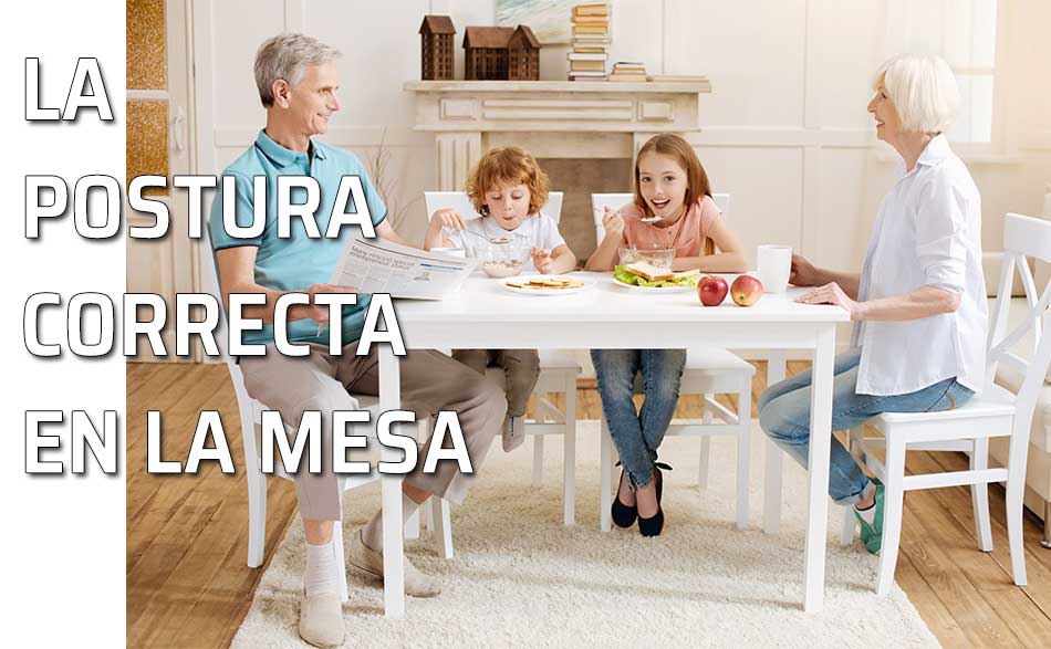 Familia sentada de forma correcta a la mesa