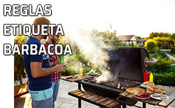 Unos amigos haciendo una barbacoa y tomando una cerveza